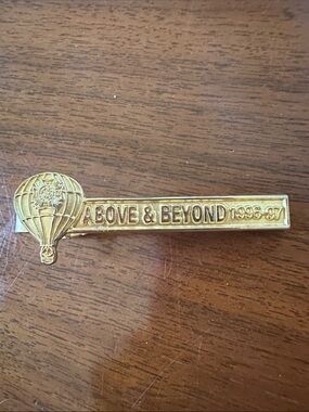 Vtg VFW gold tone tie  clip from 1996-1997 featuring a‎ hot air balloon design